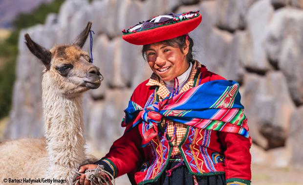 Eine Frau mit ihrem Lama in dem heiligen Tal der Inka, Perú