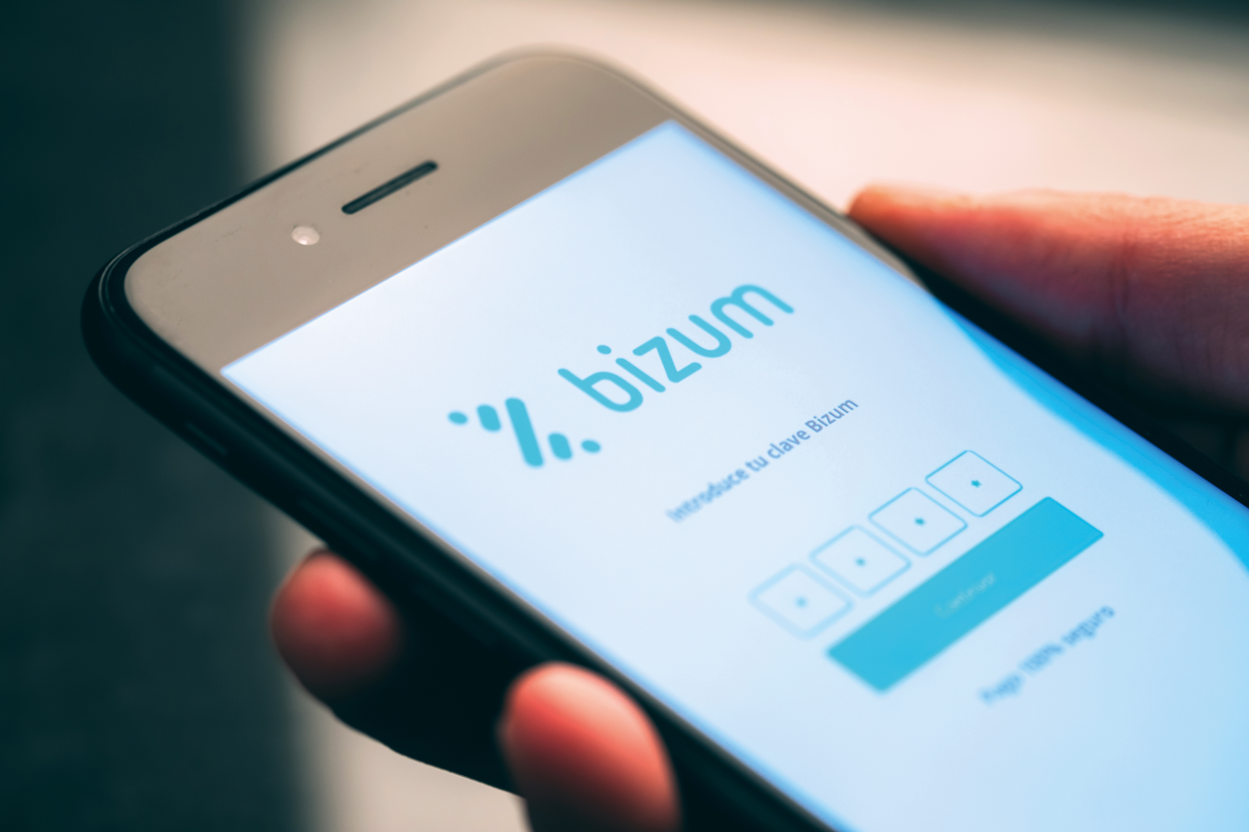 https://www.ecos-online.de/sites/ecos.spotlight-verlag.de/files/2025-01/stock-photo-madrid-spain-sept-close-up-of-hand-holding-smartphone-with-bizum-app-2357320523.IRZEITPROD_L4X8N.jpg