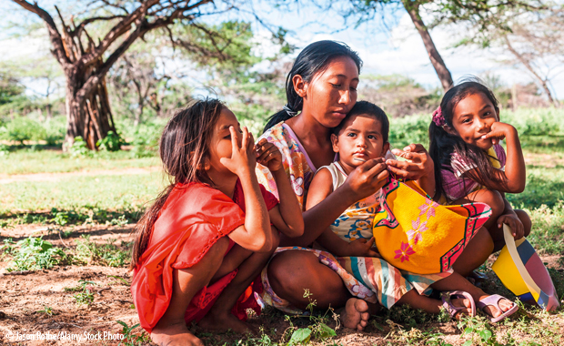 Wayuu Frau mit Kindern in La, Guajira, Kolombien
