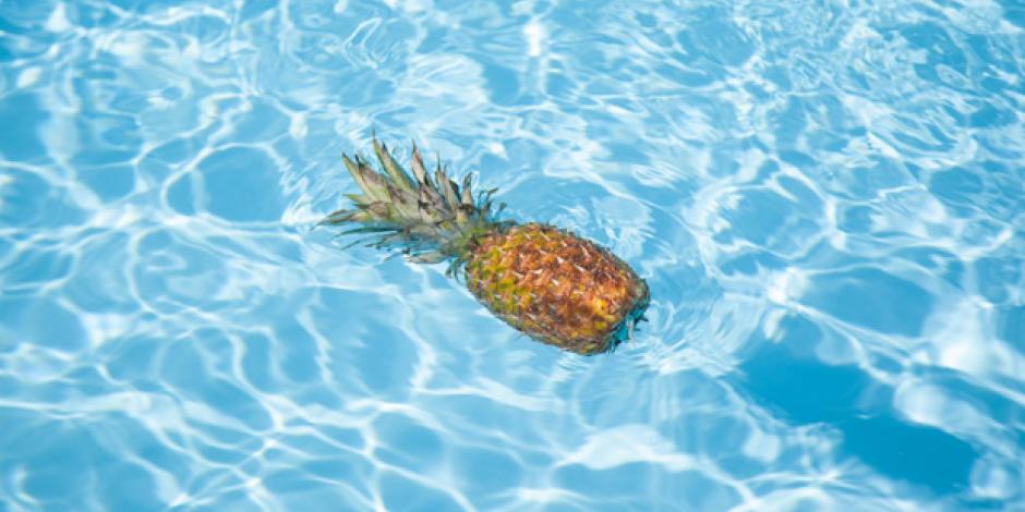 Sommergeschichten: eine Ananas im Wasser.