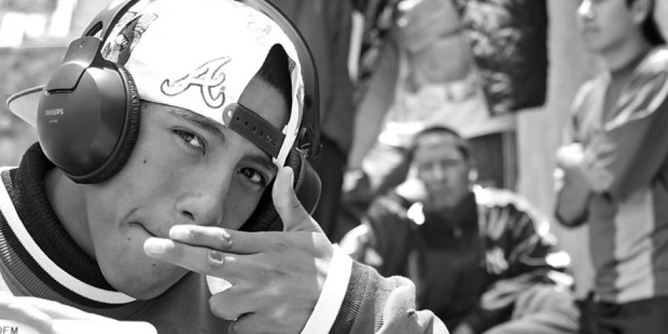 Jugendliche Indigene von den Rändern der großen Städte wie El Alto bei La Paz