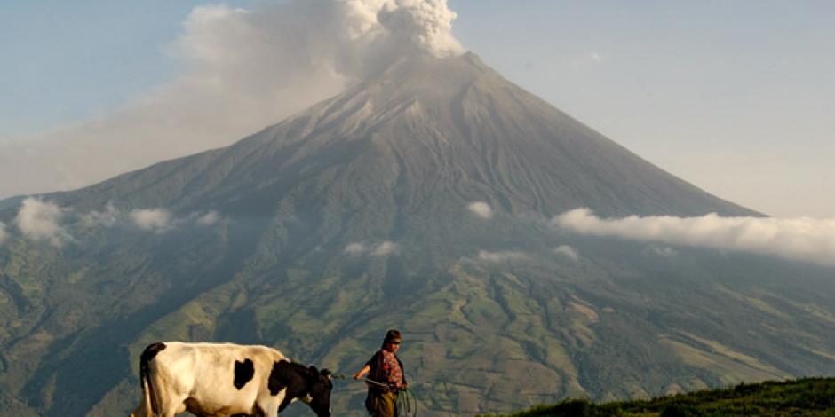 Tungurahua ist ein mächtiger Vulkan in Ecuador