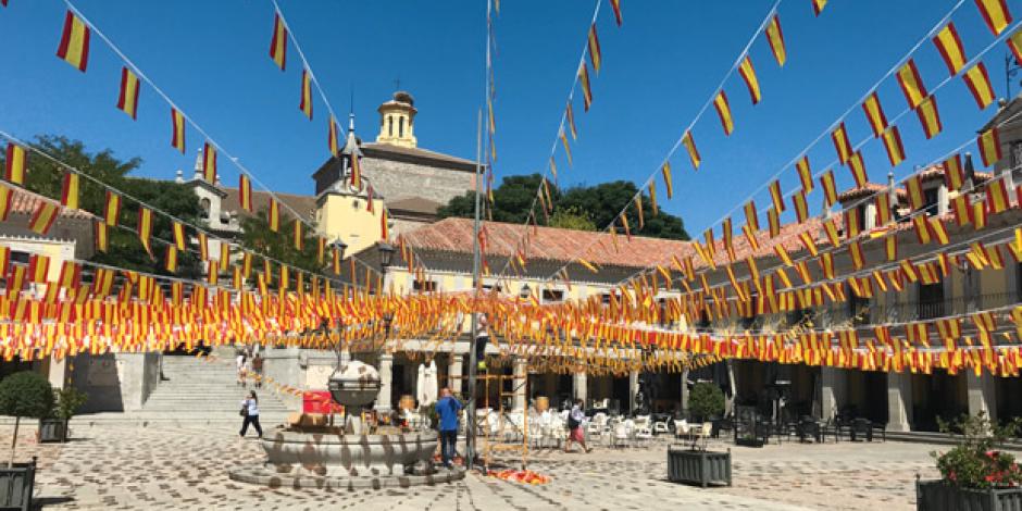 Familie Pérez hat bei einem Stadtfest in der Sierra nicht weit von Madrid ein paar interessante Erlebnisse.