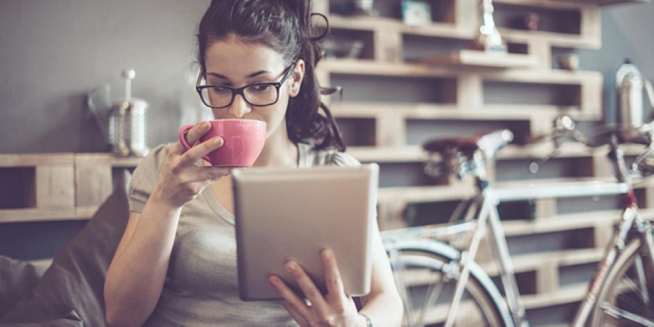 Frau liest Ecos kostenlos auf ihrem Tablet 