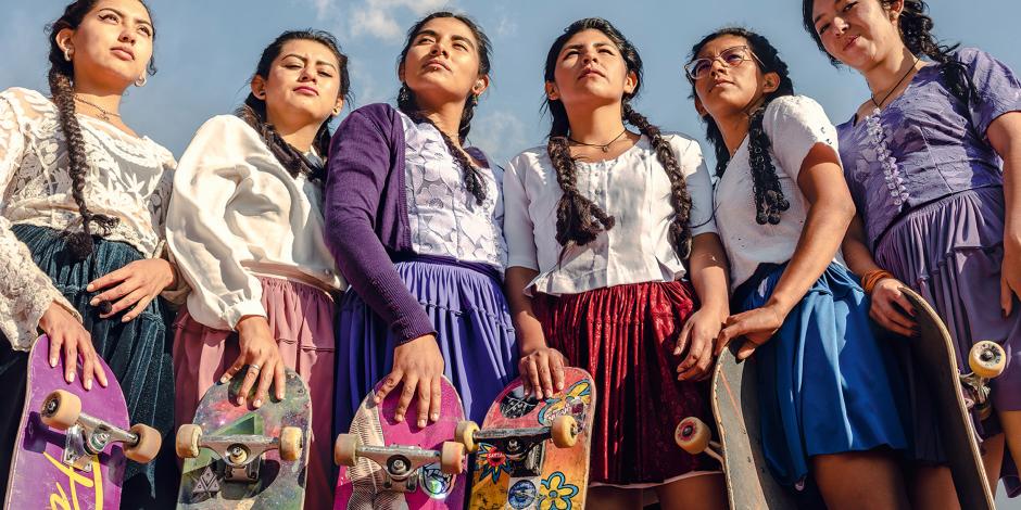 Mit ihren Skateboards kämpft ImillaSkate, eine Gruppe junger indigener Frauen in Bolivien, gegen alltägliche Diskriminierung.​