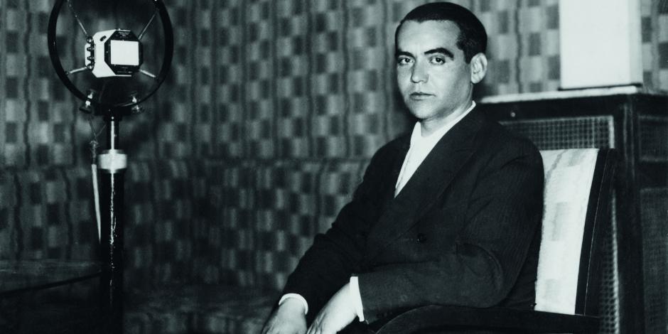 El poeta Federico García Lorca, durante una emisión para Unión Radio (1929)