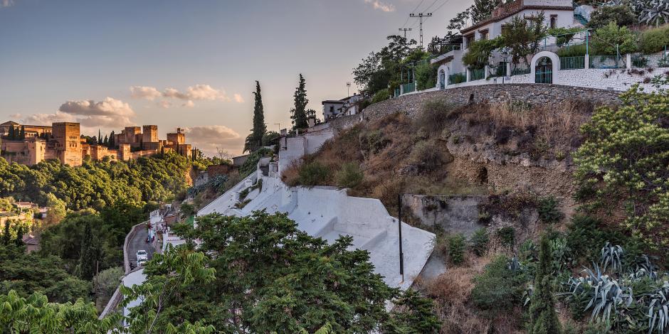 El barrio de Sacromonte se encuentra en el valle de Valparaíso y frente a la Alhambra