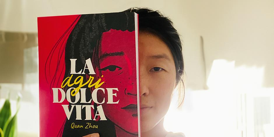 Quan Zhou con su cómic "La Agridolce Vita"