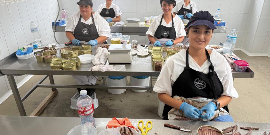 Almudena de Cabo Sobadoras de La Machina separando los filetes de anchoa