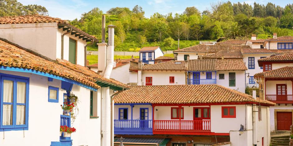 Fachadas de casas en un pueblo de Asturias
