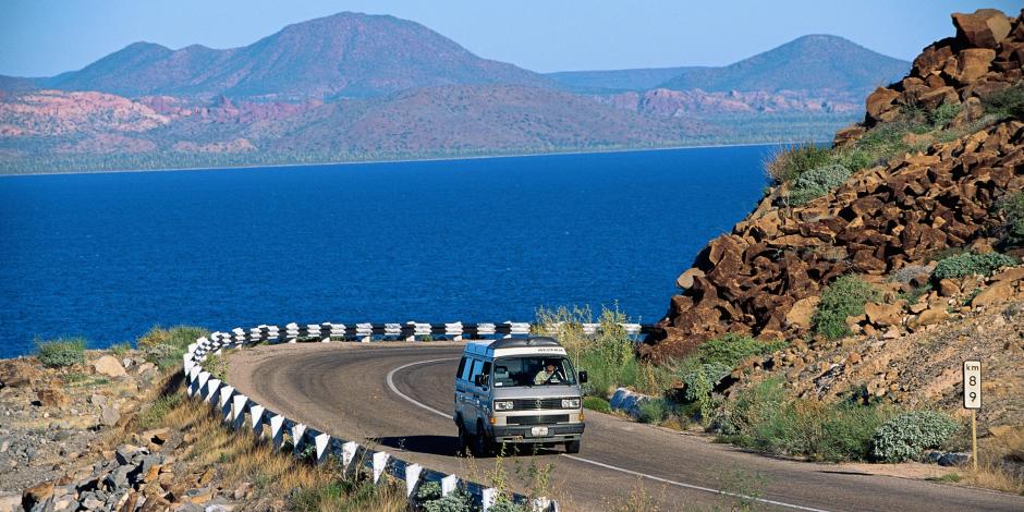 Un Volkswagen Vanagon recorre la costa de Bahía Concepción, cerca de Mulegé