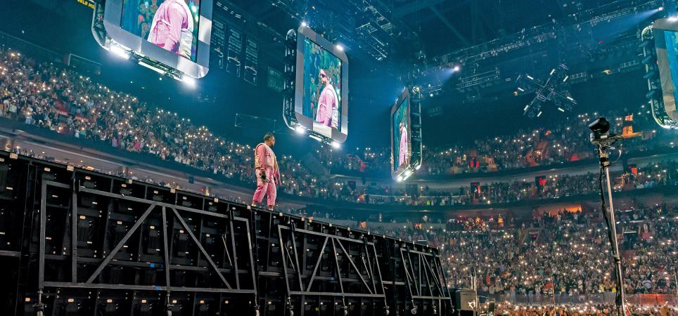 El puertorriqueño Bad Bunny llena estadios donde va, como aquí, en el Miami Arena en 2022.​