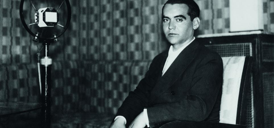El poeta Federico García Lorca, durante una emisión para Unión Radio (1929)
