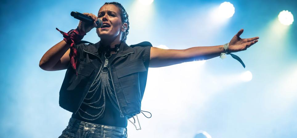 Isabel Aaiún durante un concierto en Zaragoza