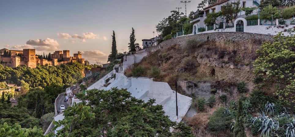 El barrio de Sacromonte se encuentra en el valle de Valparaíso y frente a la Alhambra