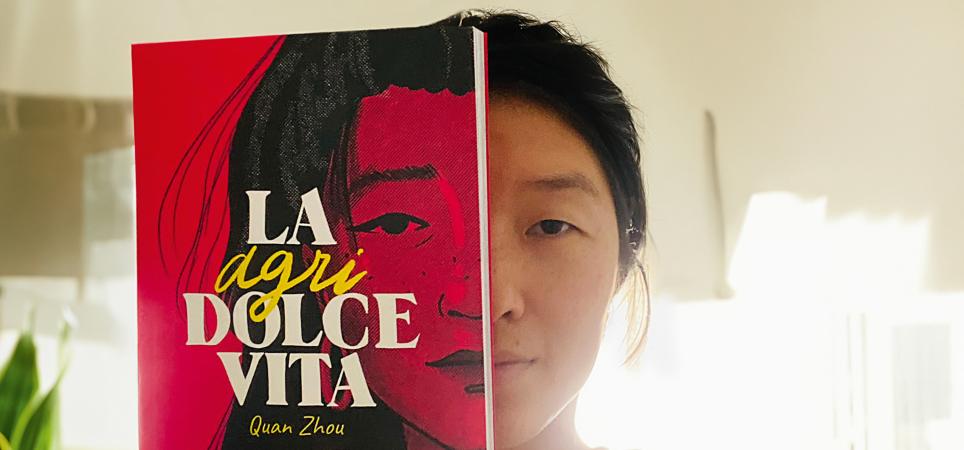 Quan Zhou con su cómic "La Agridolce Vita"