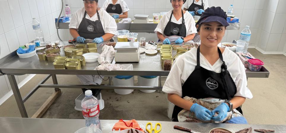 Sobadoras de La Machina separando los filetes de anchoa