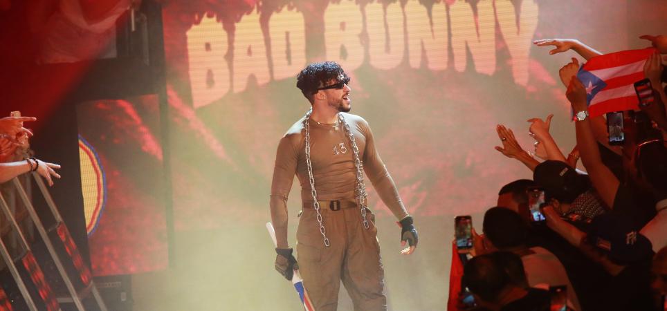 Bad Bunny durante un concierto en el coliseo 