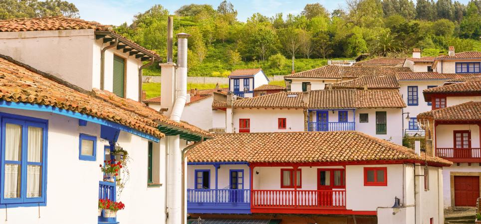 Fachadas de casas en un pueblo de Asturias