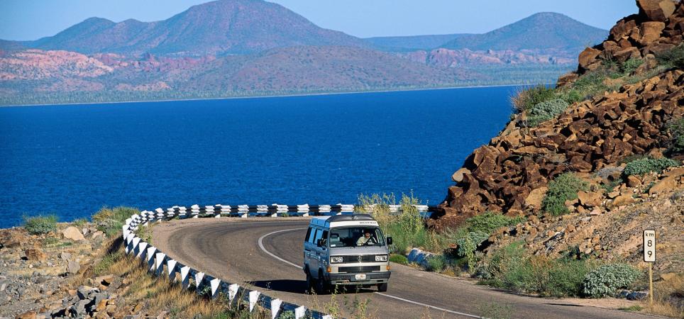 Un Volkswagen Vanagon recorre la costa de Bahía Concepción, cerca de Mulegé