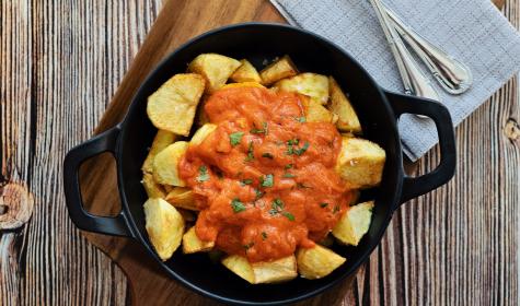 Die tollen Knollen als knusprige Kartoffelstücke mit würziger Soße.