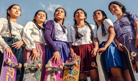 Mit ihren Skateboards kämpft ImillaSkate, eine Gruppe junger indigener Frauen in Bolivien, gegen alltägliche Diskriminierung.​