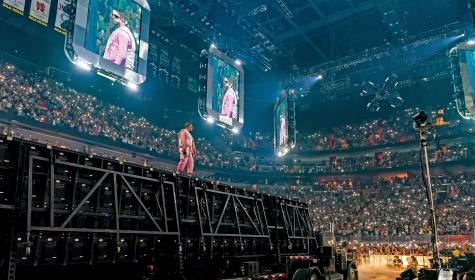 El puertorriqueño Bad Bunny llena estadios donde va, como aquí, en el Miami Arena en 2022.​