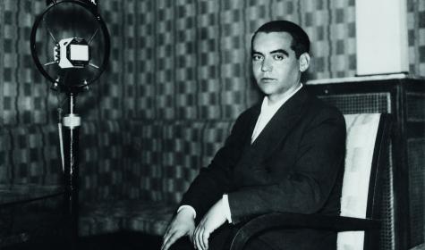 El poeta Federico García Lorca, durante una emisión para Unión Radio (1929)