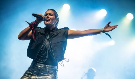 Isabel Aaiún durante un concierto en Zaragoza