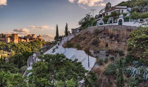 El barrio de Sacromonte se encuentra en el valle de Valparaíso y frente a la Alhambra