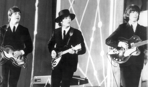 Los Beatles a su llegada a Londres después de su gira por España en 1965.