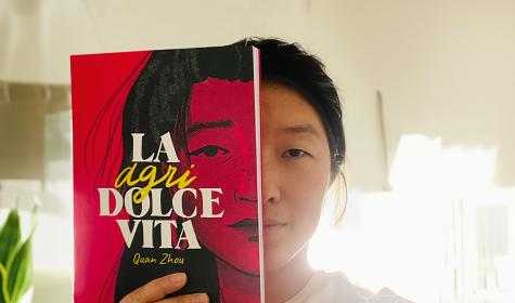 Quan Zhou con su cómic "La Agridolce Vita"