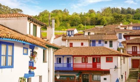 Fachadas de casas en un pueblo de Asturias