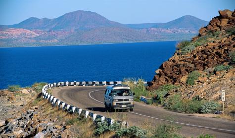 Un Volkswagen Vanagon recorre la costa de Bahía Concepción, cerca de Mulegé